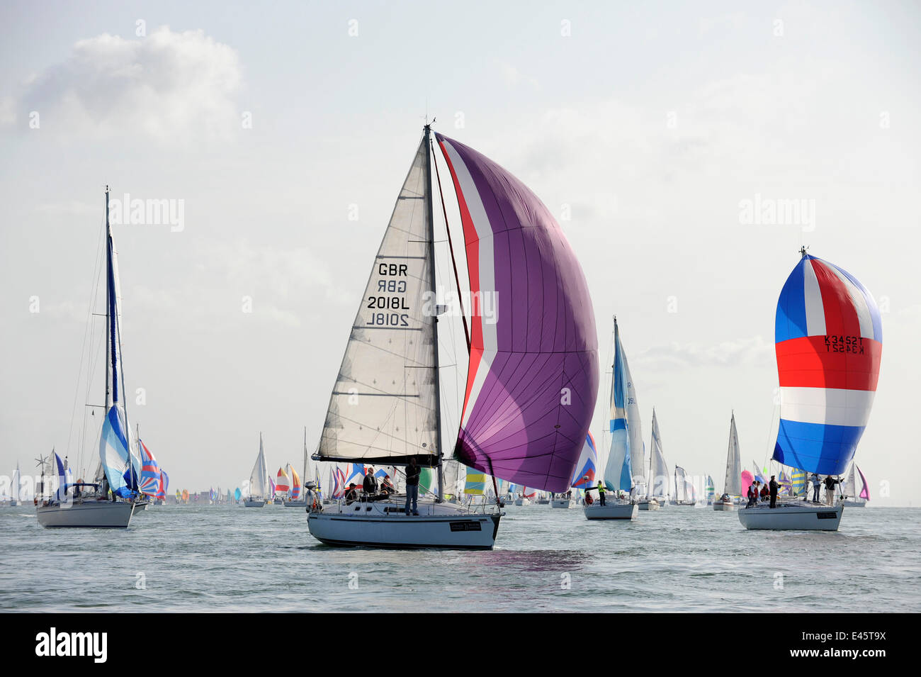 Flotta racing durante il giro della gara dell'isola, Isola di Wight, Inghilterra, Giugno 2010. Foto Stock