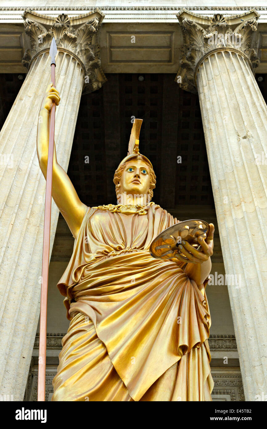 Golden statua greca e colonne del Museo Statale di arte classica, Koenigsplatz, Monaco di Baviera, Baviera, Germania, Europa Foto Stock