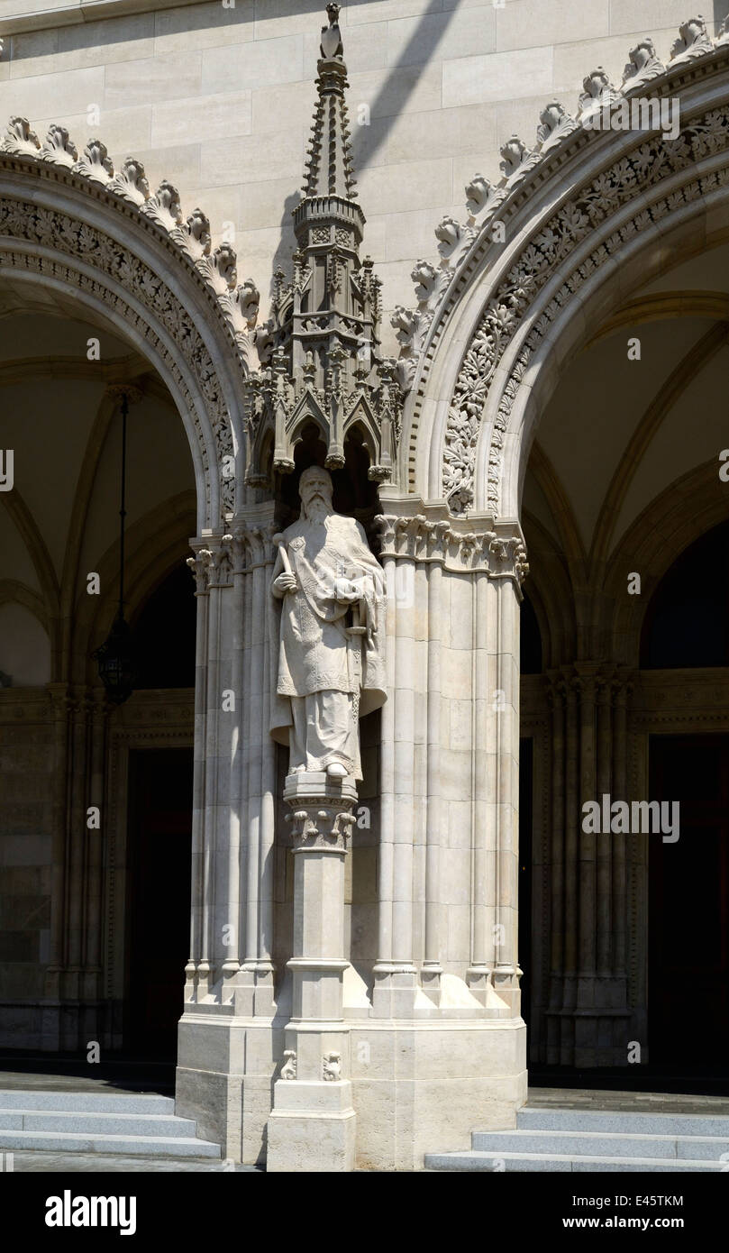 Ungheria Budapest Il Parlamento ungherese e rinnovato Kossuth Lajos Square Foto Stock