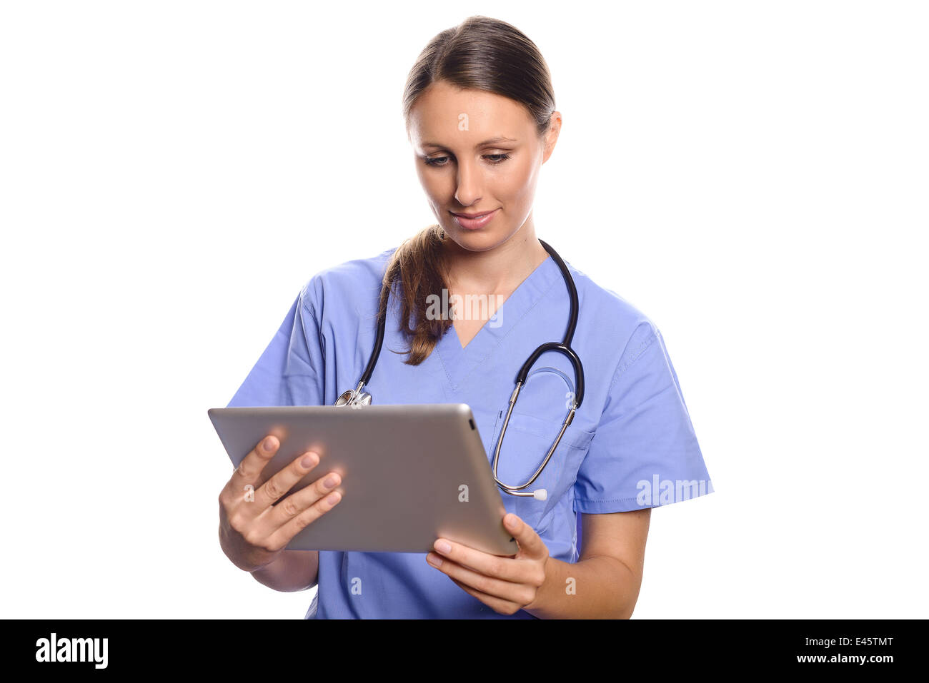 Giovani femmine infermiere o medico indossando blue scrubs lavorando su un computer tablet, isolato su bianco, il concetto di tecnologia Foto Stock