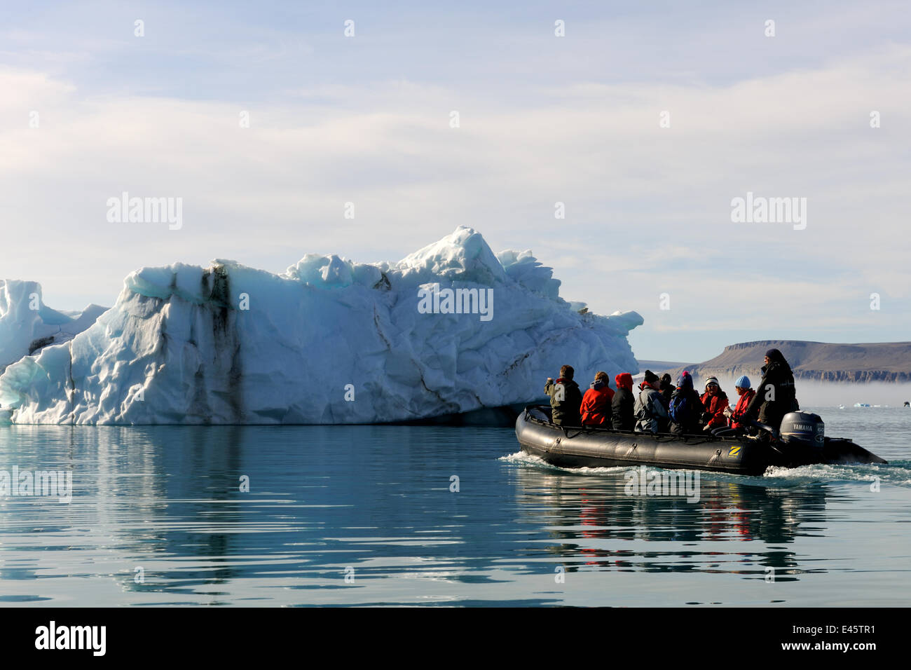 I turisti in una nervatura dello Zodiaco, osservando un iceberg vicino a Devon Island, Nunavut, Canada, Agosto 2010 Foto Stock