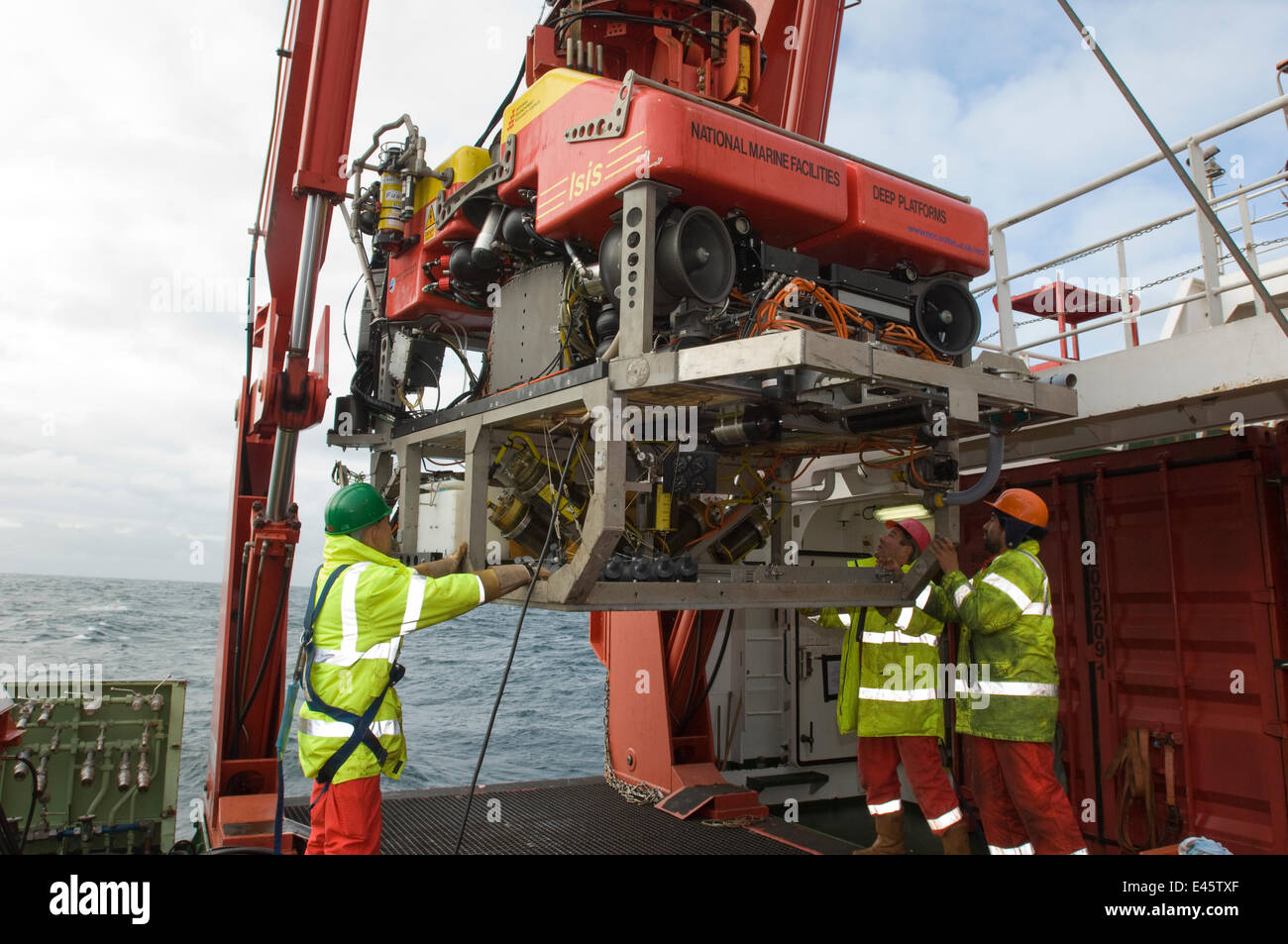 Il lancio di ROV Isis (veicolo azionato in modo remoto) da James Cook nave di ricerca oltre la dorsale medio atlantica Giugno 2010 Foto Stock