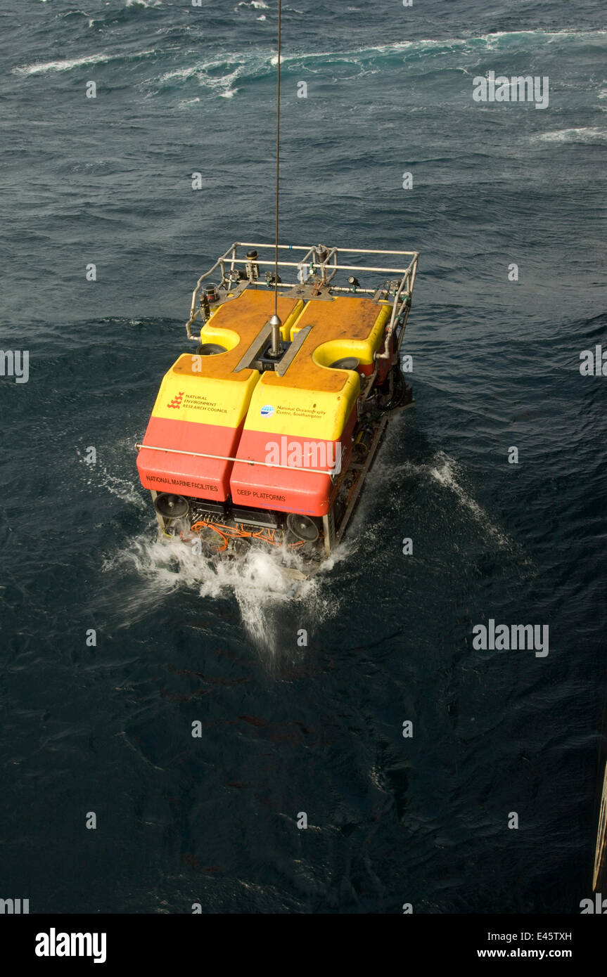 Il lancio di ROV Isis (veicolo azionato in modo remoto) nel mare da James Cook nave di ricerca oltre la dorsale medio atlantica Giugno 2010 Foto Stock