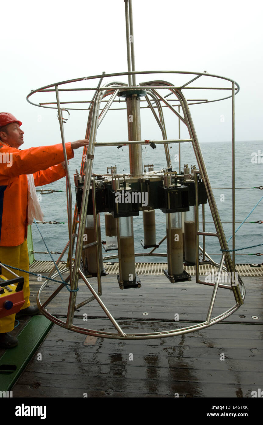 Il recupero di campioni di fondi marini dal Megacorer, a bordo di James Cook nave di ricerca oltre la dorsale medio atlantica Giugno 2010 Foto Stock