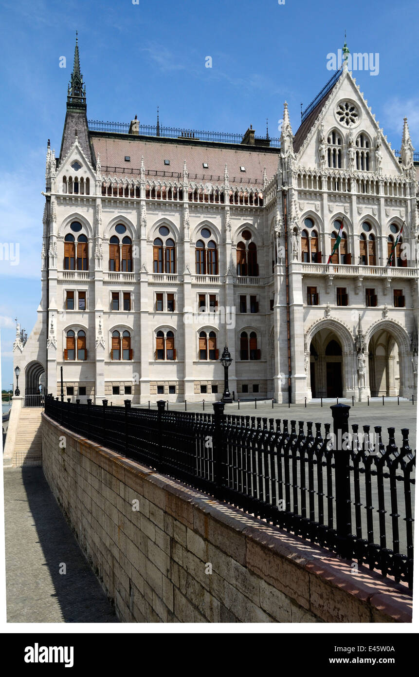 Ungheria Budapest Il Parlamento ungherese e rinnovato Kossuth Lajos Square Foto Stock