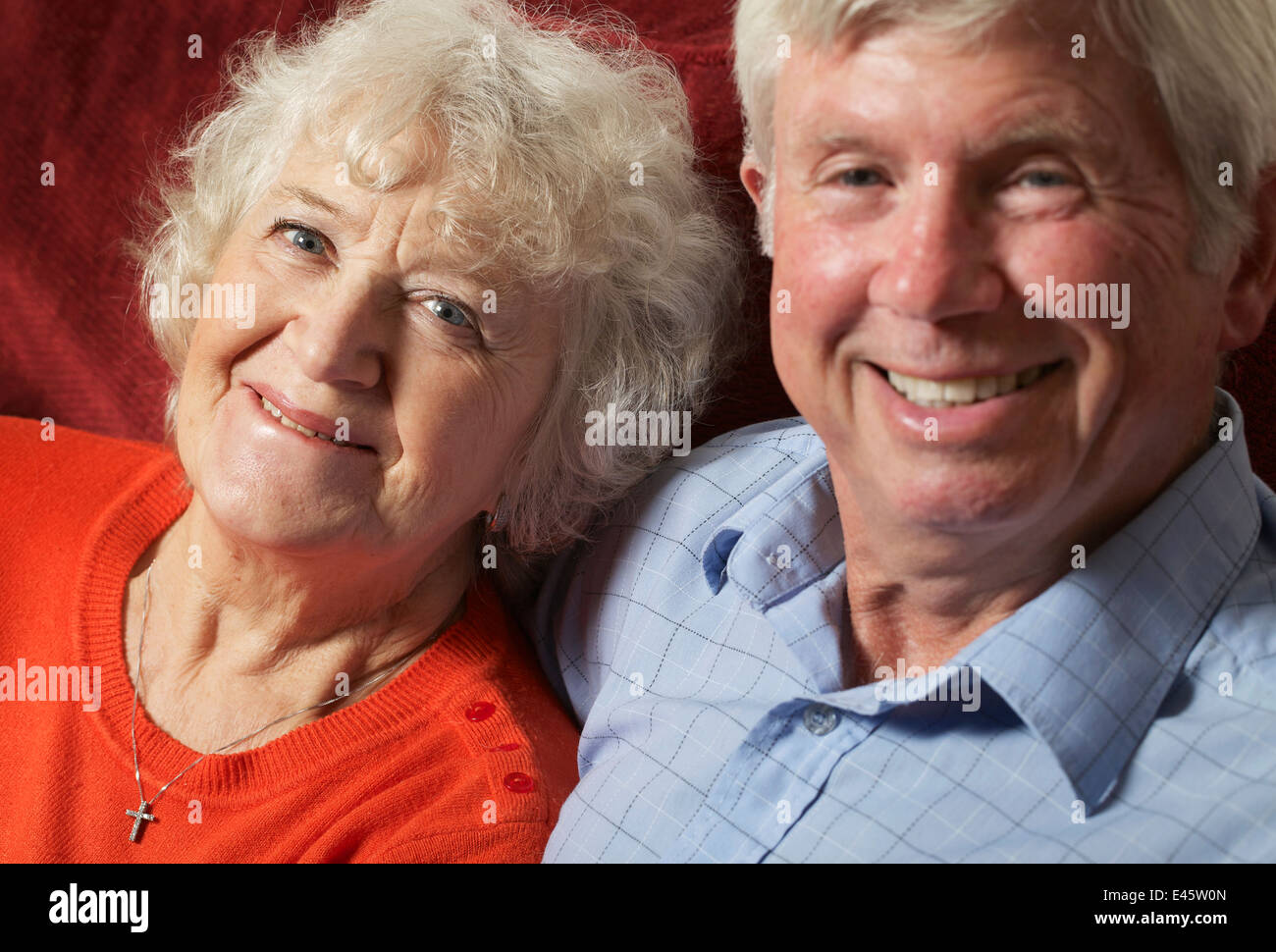Una coppia senior rilassante all'interno. Foto Stock