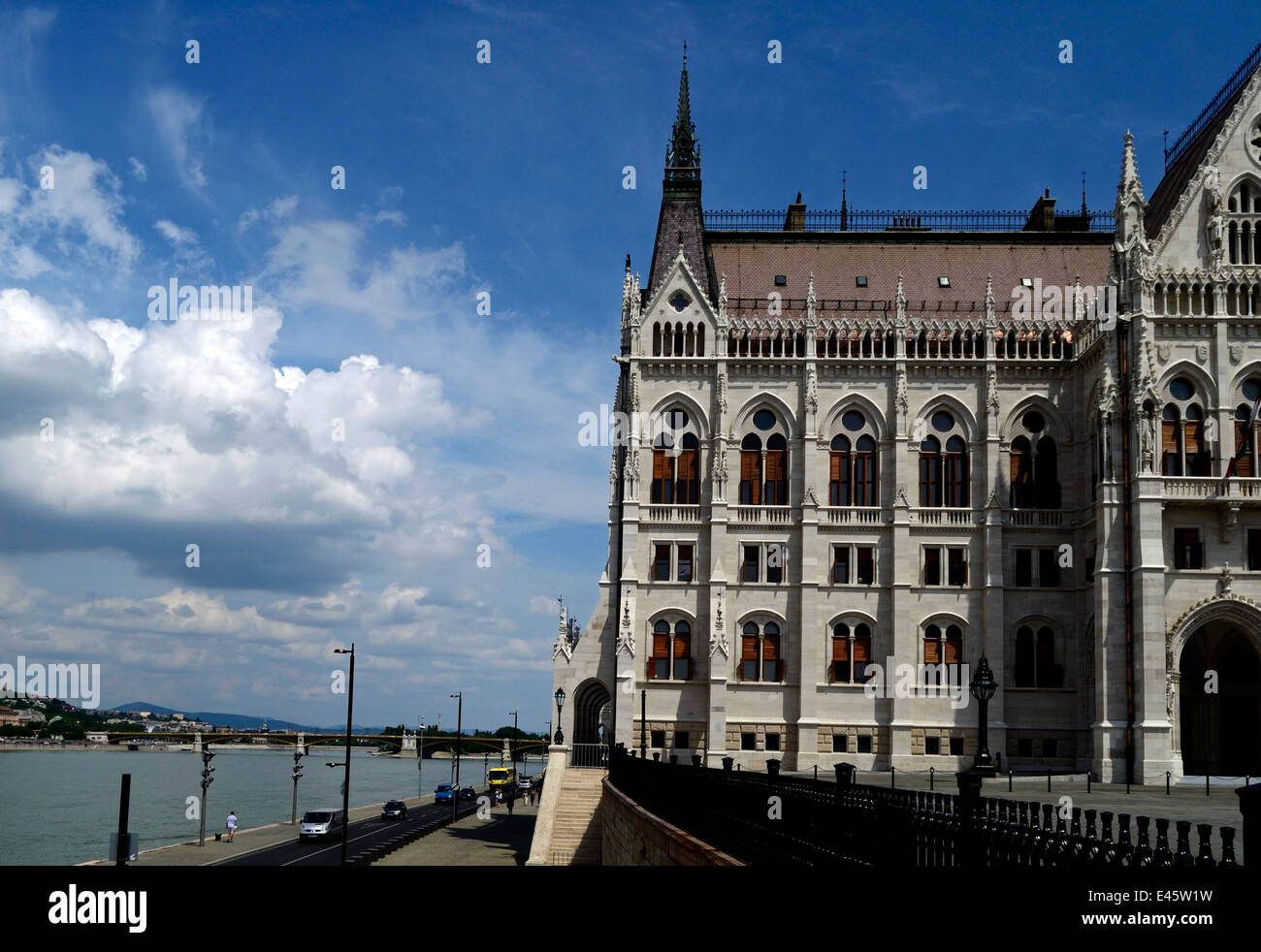 Ungheria Budapest Il Parlamento ungherese e rinnovato Kossuth Lajos Square Foto Stock