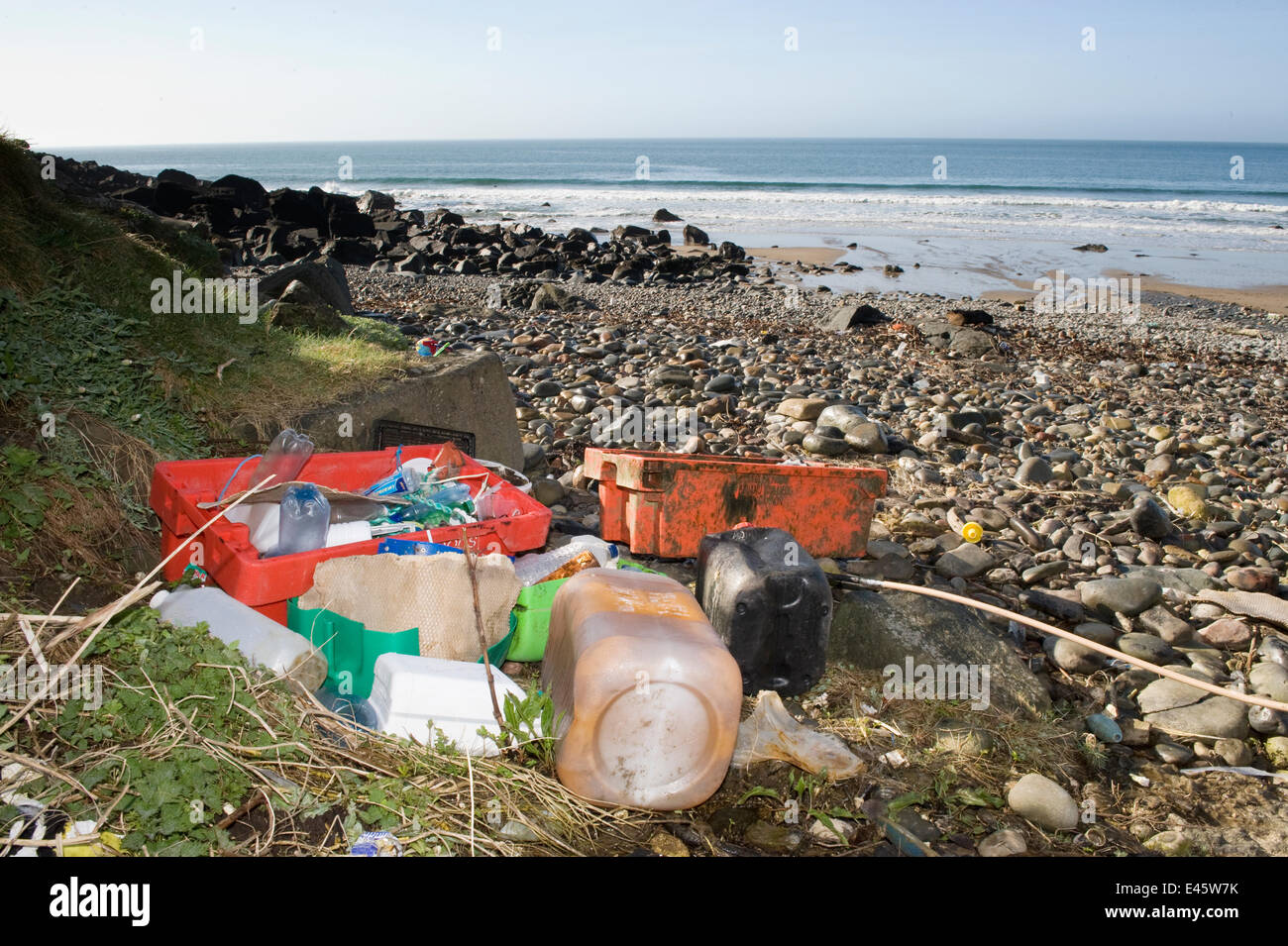 Raccolta di rifiuti su Ysgo Porth Beach, Gwynedd, Galles del Nord, Regno Unito ad aprile 2010. Foto Stock