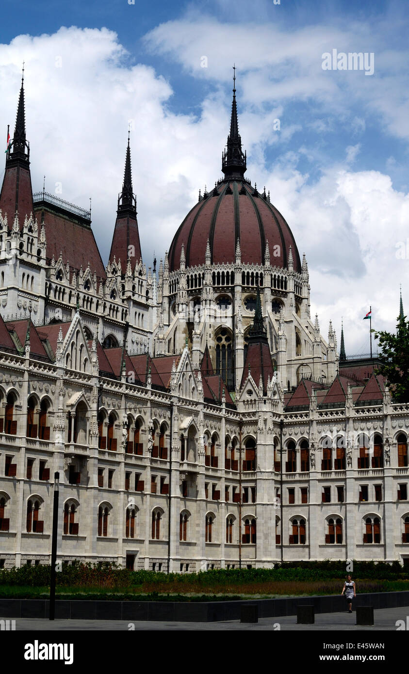 Ungheria Budapest Il Parlamento ungherese e rinnovato Kossuth Lajos Square Foto Stock