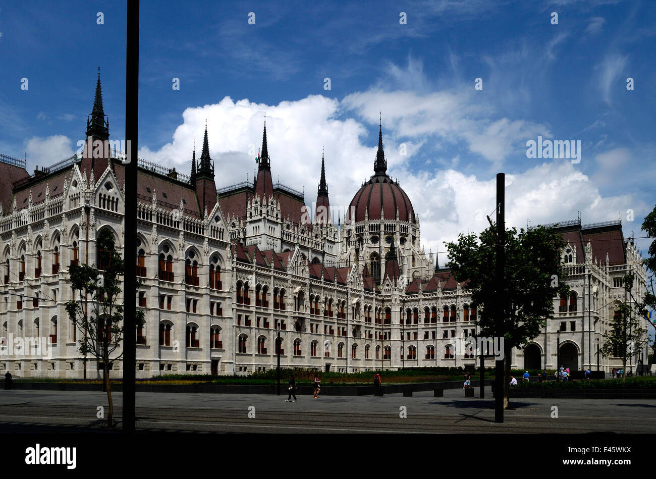 Ungheria Budapest Il Parlamento ungherese e rinnovato Kossuth Lajos Square Foto Stock