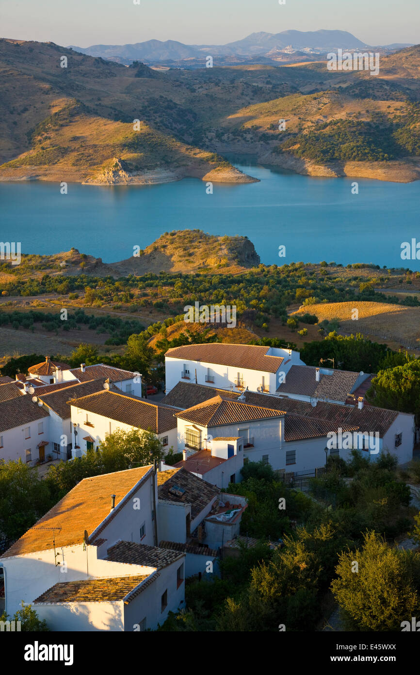 Tradizionale villaggio bianco, Zahara de la Sierra, sulla Ruta de los Pueblos Blancos, Parque Natural Sierra de Grazalema, Andalusia, Agosto 2008 Foto Stock