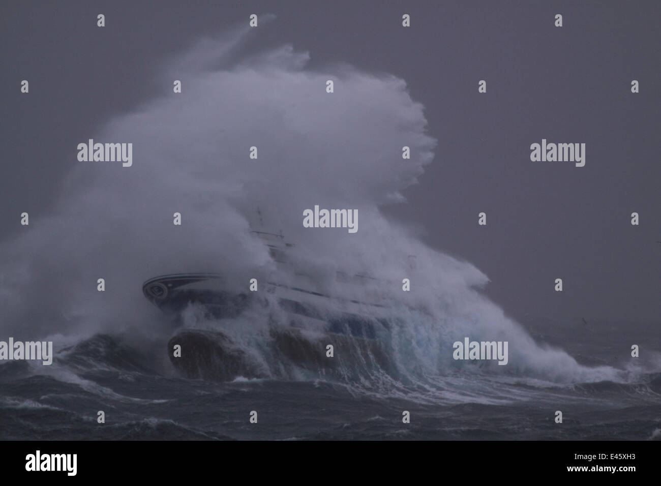 Enorme ondata avvolgente peschereccio 'Harvester' mentre che operano nel Mare del Nord. Europa, novembre 2010. Proprietà rilasciato. Foto Stock