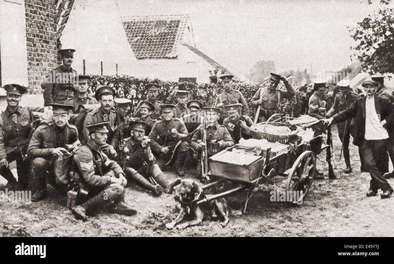 Le truppe britanniche avente uno snack e poggiante sul ciglio della strada dopo l'acquisto della merce di un hawker e dog-cart, Belgio durante la prima guerra mondiale Foto Stock
