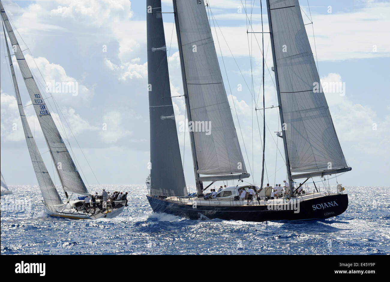'Sojana' e 'Oystercatcher XXVIII' racing nel giro dell'isola gara alla regata Heineken, St Martin, Caraibi, marzo 2011. Foto Stock