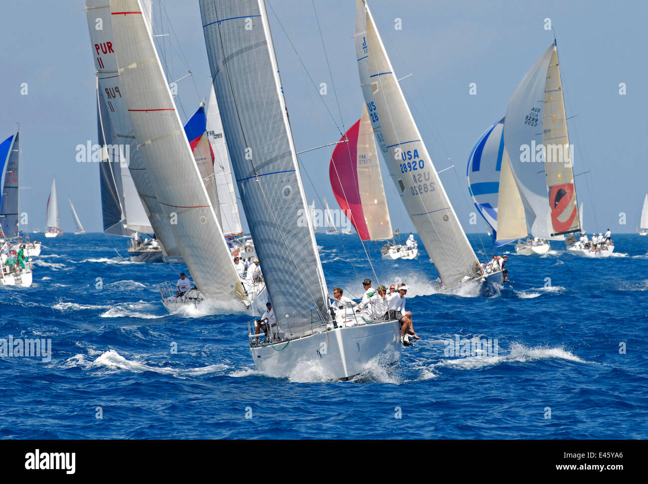 Flotta racing in The Windward Leeward gara su due giorni di regata Heineken, St Martin, Caraibi, marzo 2011. Foto Stock