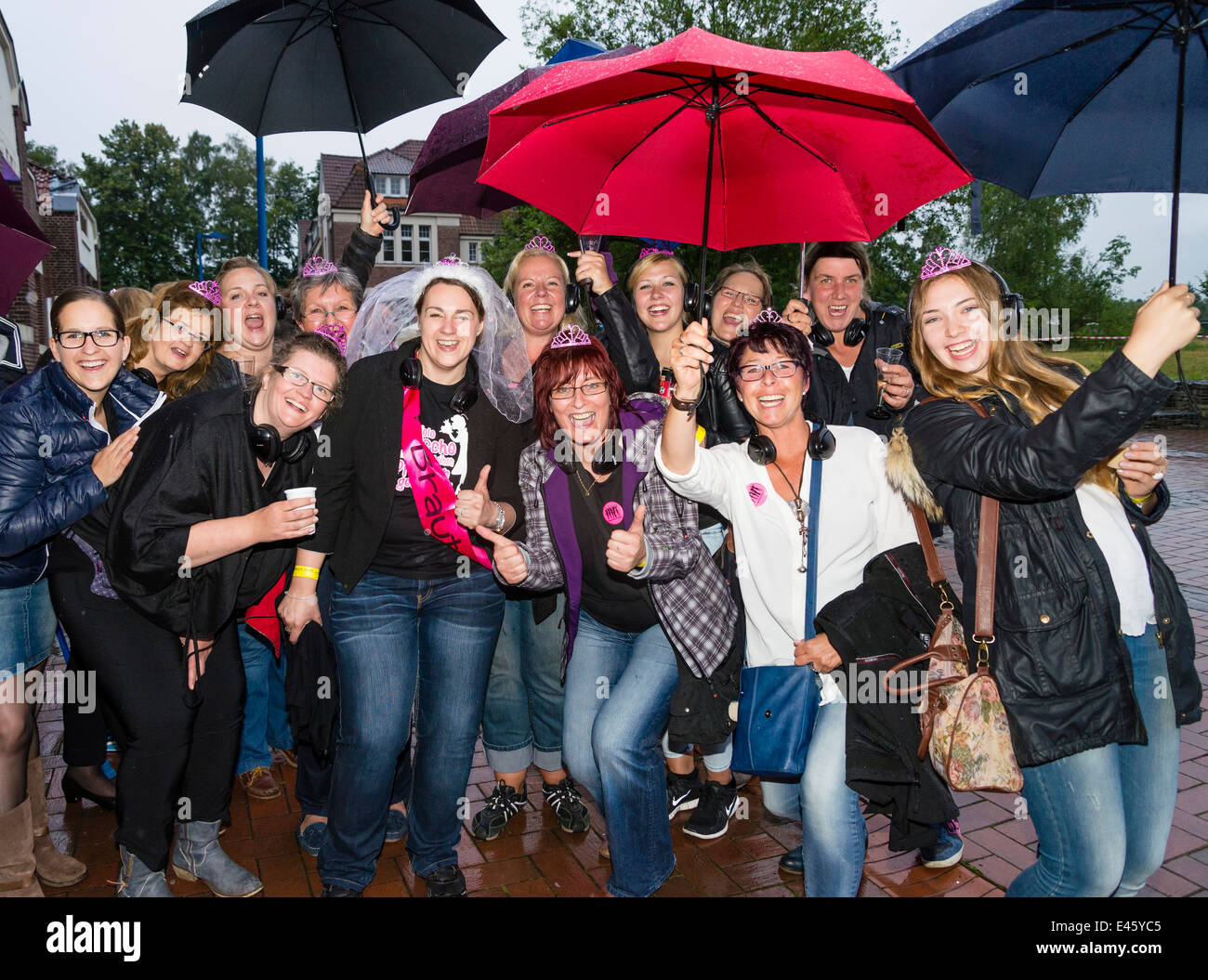 Un gruppo di donne allegro godetevi una serata al "Extraschicht' - la notte annuale di cultura industriale in tedesco la zona della Ruhr Foto Stock