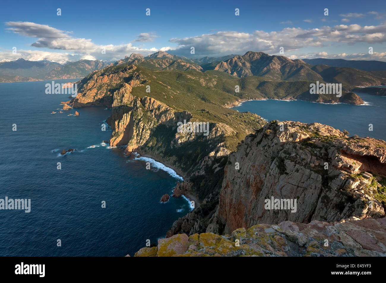 Il golfo di Porto, visto da Capu Rossu torre di avvistamento, Calanche de Piana e le lontane montagne Cinto in febbraio. Parc Naturel Regional de Corse, Corsica, Francia, Gennaio 2010 Foto Stock