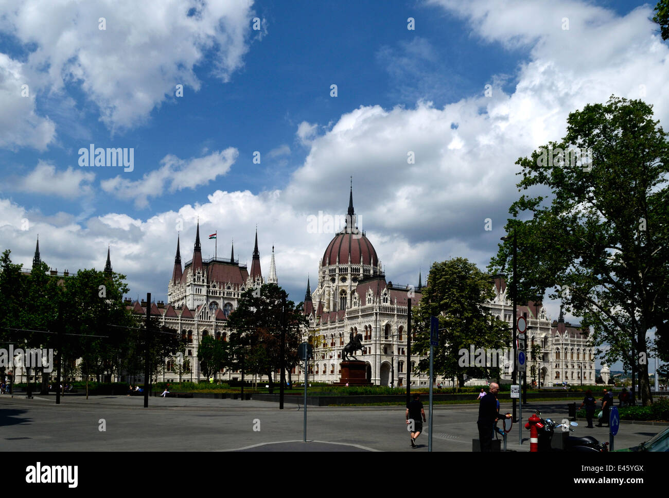 Ungheria Budapest la rinnovata Kossuth Lajos piazza la statua equestre di II Rakoczi Ferenc Foto Stock