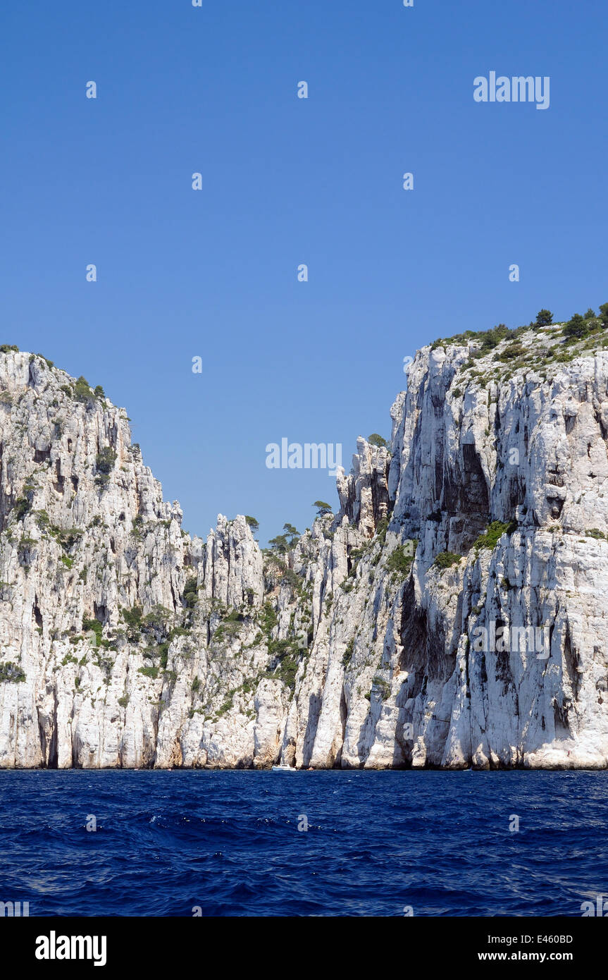 Le Calanques calcare scogliere sul mare tra Marsiglia e Cassis, Francia, Maggio 2010. Foto Stock