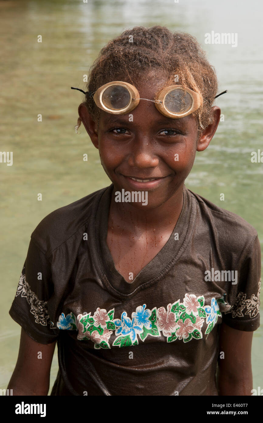 Anthea Melsen sorrisi timidamente come ella esce dall'acqua dopo guardando il suo nonno corallo e giardini di vongole, Onma Lodge, Kolombangara, provincia occidentale, Isole Salomone, Luglio 2010 Foto Stock