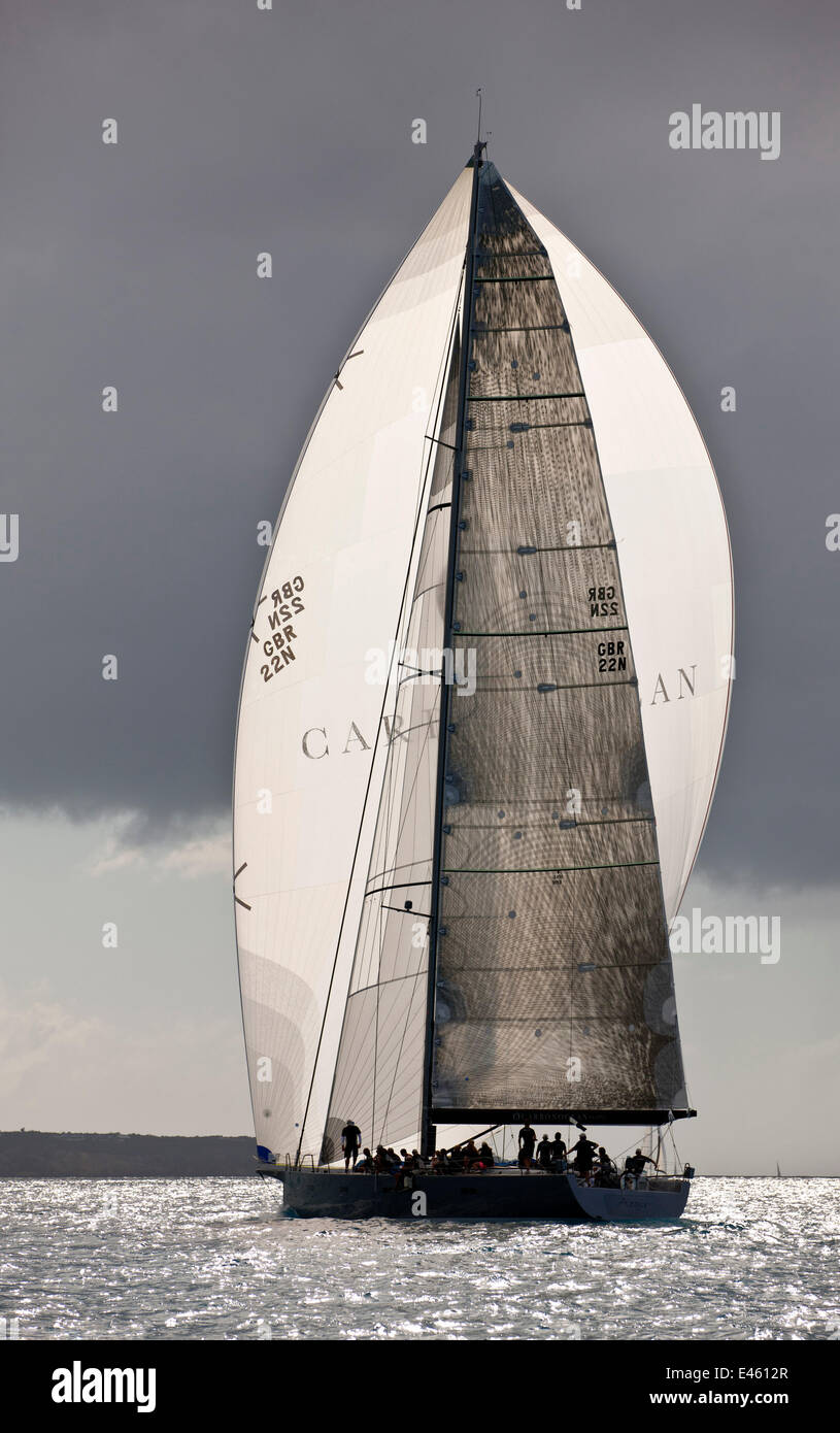 "Aegir Racing Limited' Sotto spinnaker al di sotto del cielo tempestoso durante la regata Heineken, St Martin, Caraibi, marzo 2011. Foto Stock