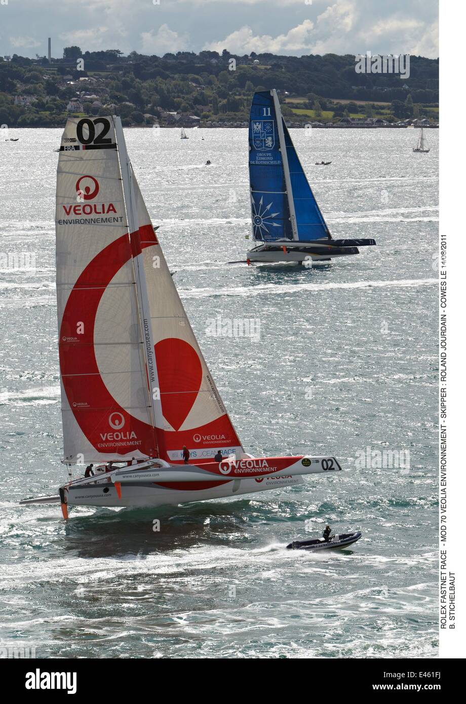 Maxi-trimarans nel RORC Rolex Fastnet Race. Isola di Wight, Inghilterra, Agosto 2011. Tutti i non-usi editoriali deve essere eliminato singolarmente. Foto Stock