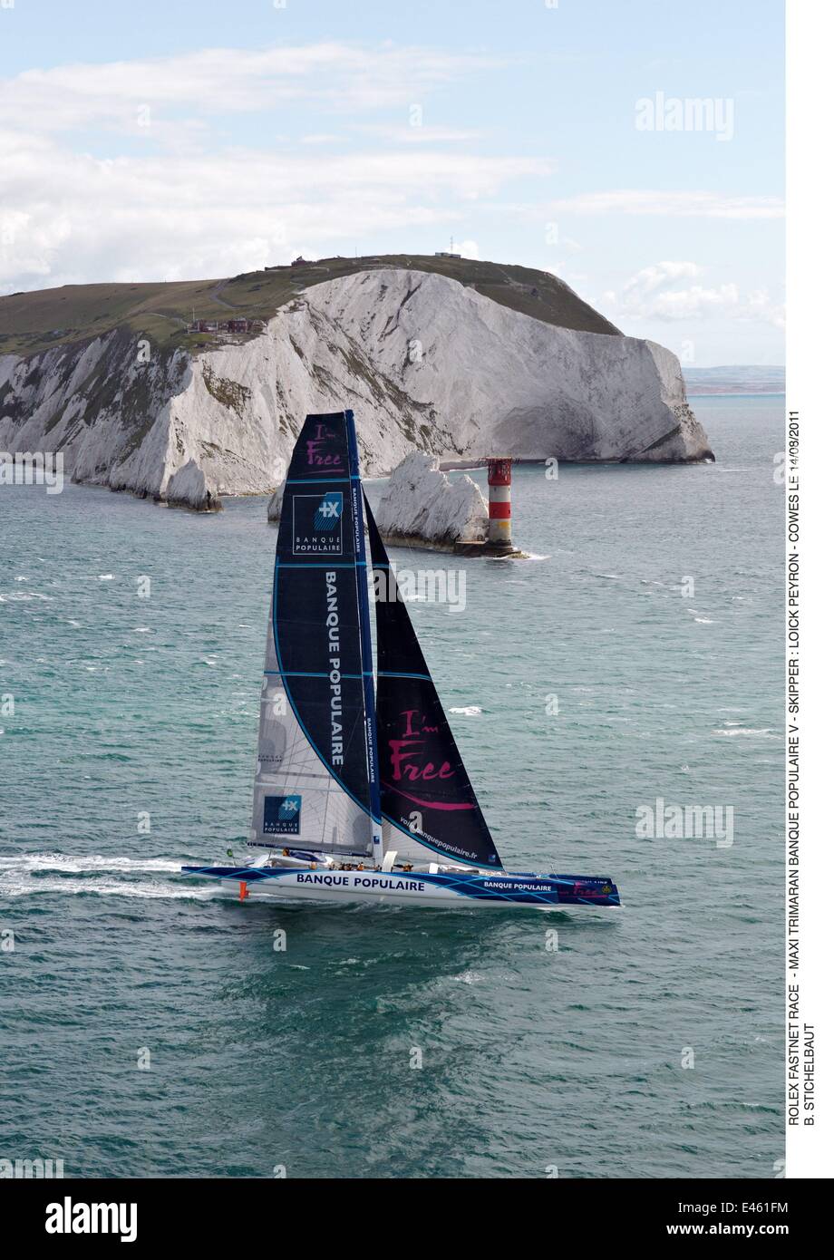 Maxi-trimarano "Banque Populaire V' passando gli aghi faro durante il RORC Rolex Fastnet Race. Isola di Wight, Inghilterra, Agosto 2011. Tutti i non-usi editoriali deve essere eliminato singolarmente. Foto Stock Maxi-trimarano "Banque Populaire V' passando gli aghi faro durante il RORC Rolex Fastnet Race. Isola di Wight, Inghilterra, Agosto 2011. Tutti i non-usi editoriali deve essere eliminato singolarmente. Foto Stock