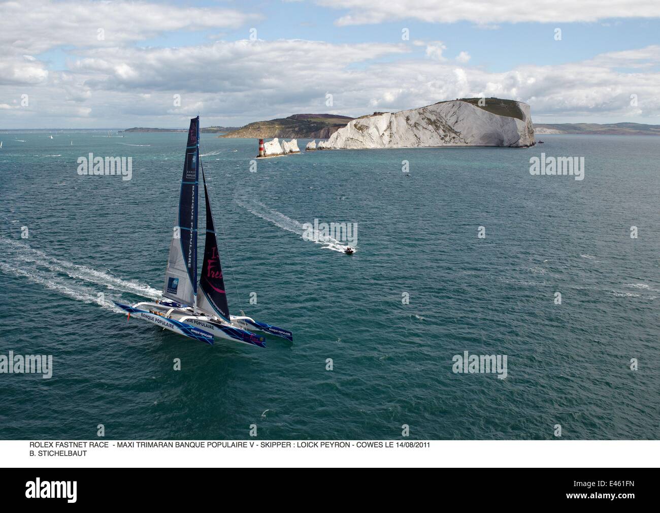 Maxi-trimarano "Banque Populaire V' oltre gli aghi faro durante il RORC Rolex Fastnet Race. Isola di Wight, Inghilterra, Agosto 2011. Tutti i non-usi editoriali deve essere eliminato singolarmente. Foto Stock Maxi-trimarano "Banque Populaire V' oltre gli aghi faro durante il RORC Rolex Fastnet Race. Isola di Wight, Inghilterra, Agosto 2011. Tutti i non-usi editoriali deve essere eliminato singolarmente. Foto Stock