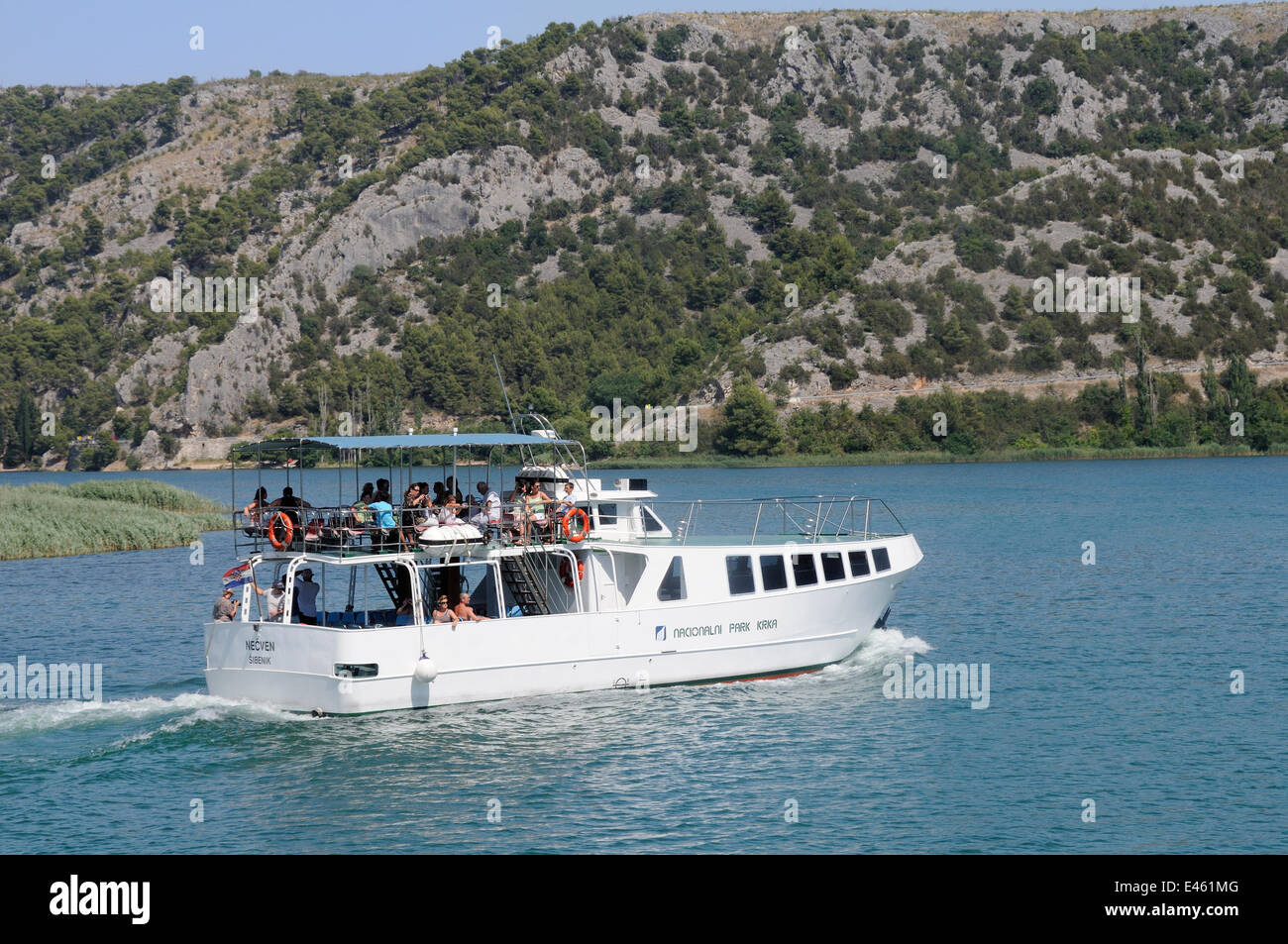 Parco nazionale di barca Necven tenendo i turisti fino il fiume Krka da Skradin a visitare Skradinski buk cascate di Krka Parco nazionale di Sibenik, Croazia, luglio 2010. Foto Stock
