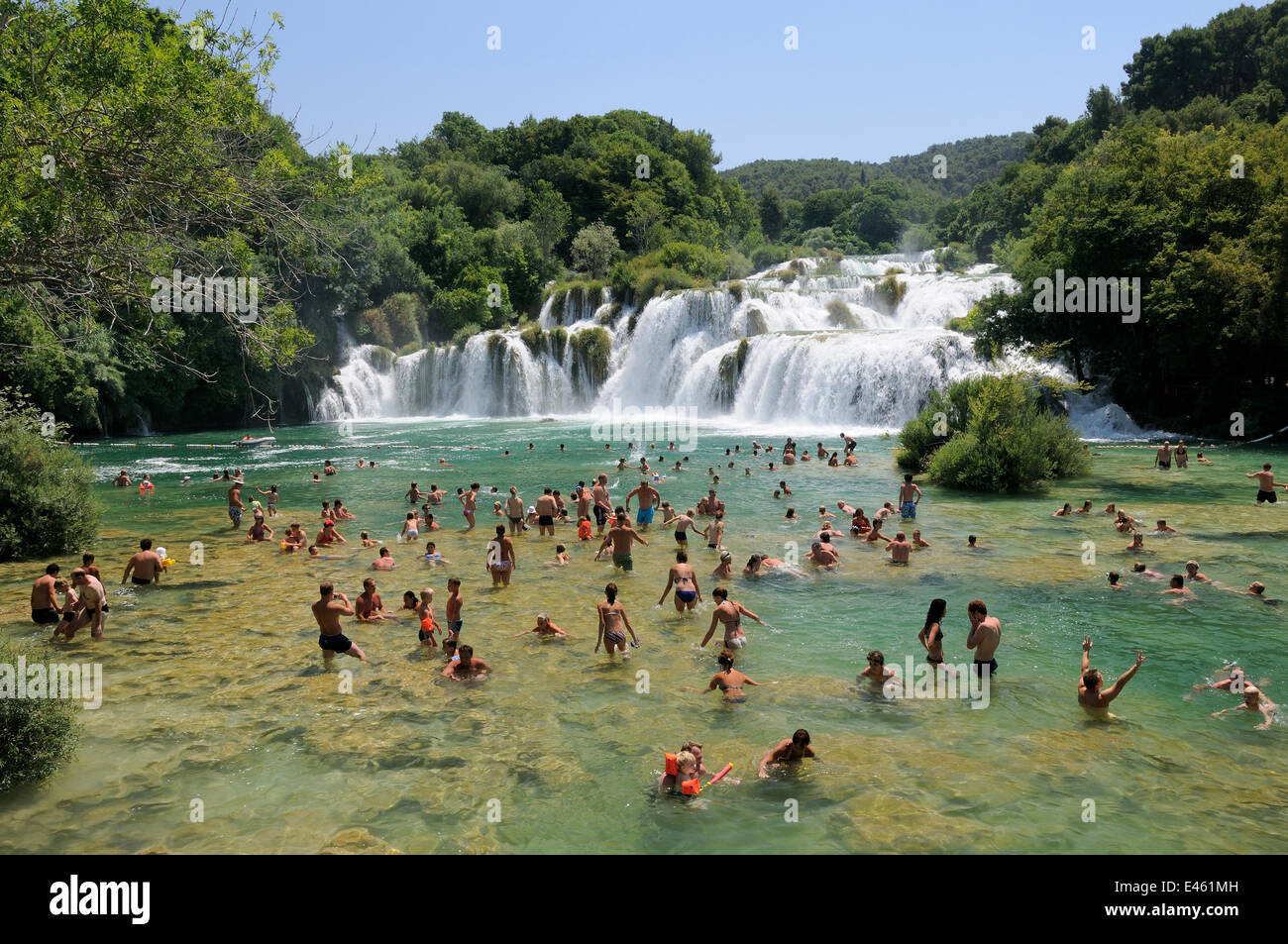 I turisti di balneazione in piscine del fiume Krka sotto Skradinski buk cascate di Krka Parco nazionale di Sibenik, Croazia, luglio 2010. Foto Stock