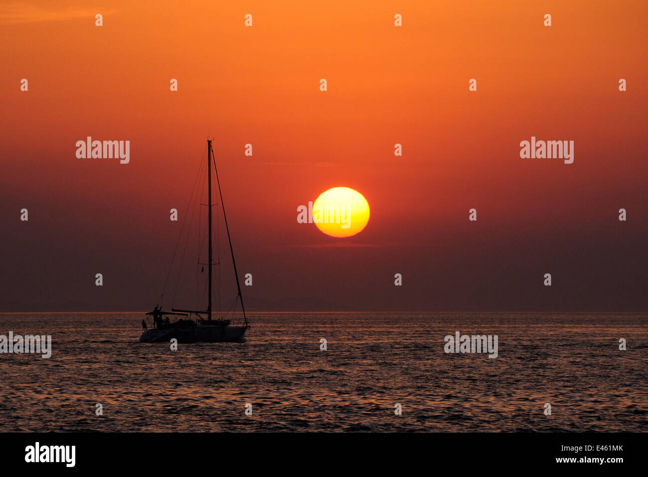 Sailing yacht stagliano in mare al largo di Zara, tramonta il sole, con l'isola di Pasman nel lontano sullo sfondo, Croazia, Luglio. Foto Stock