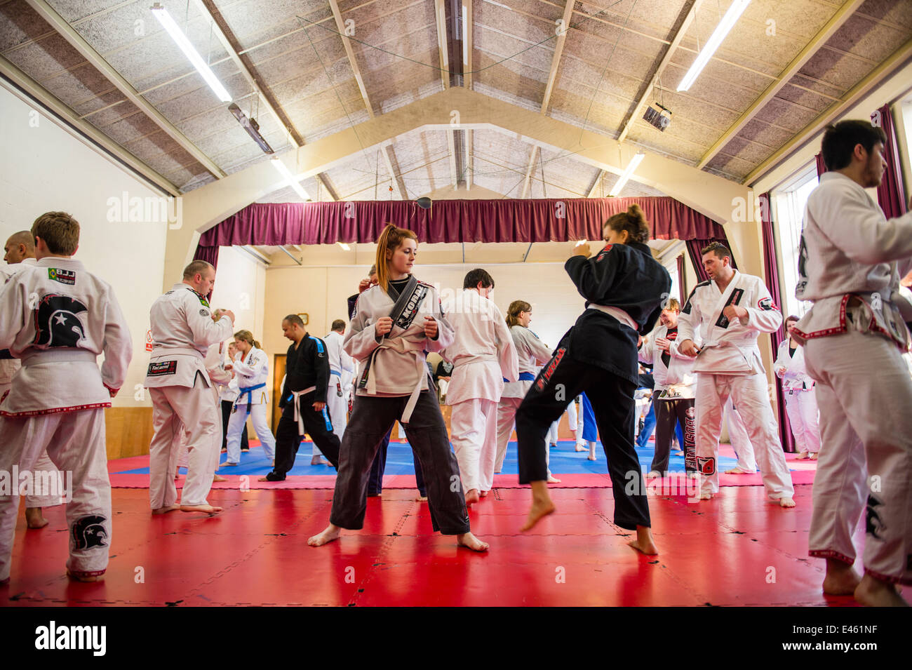 La formazione di persone in difesa di auto a Royce Gracie Jiu brasiliano Jitsu seminario laboratorio classe in un villaggio hall REGNO UNITO Foto Stock