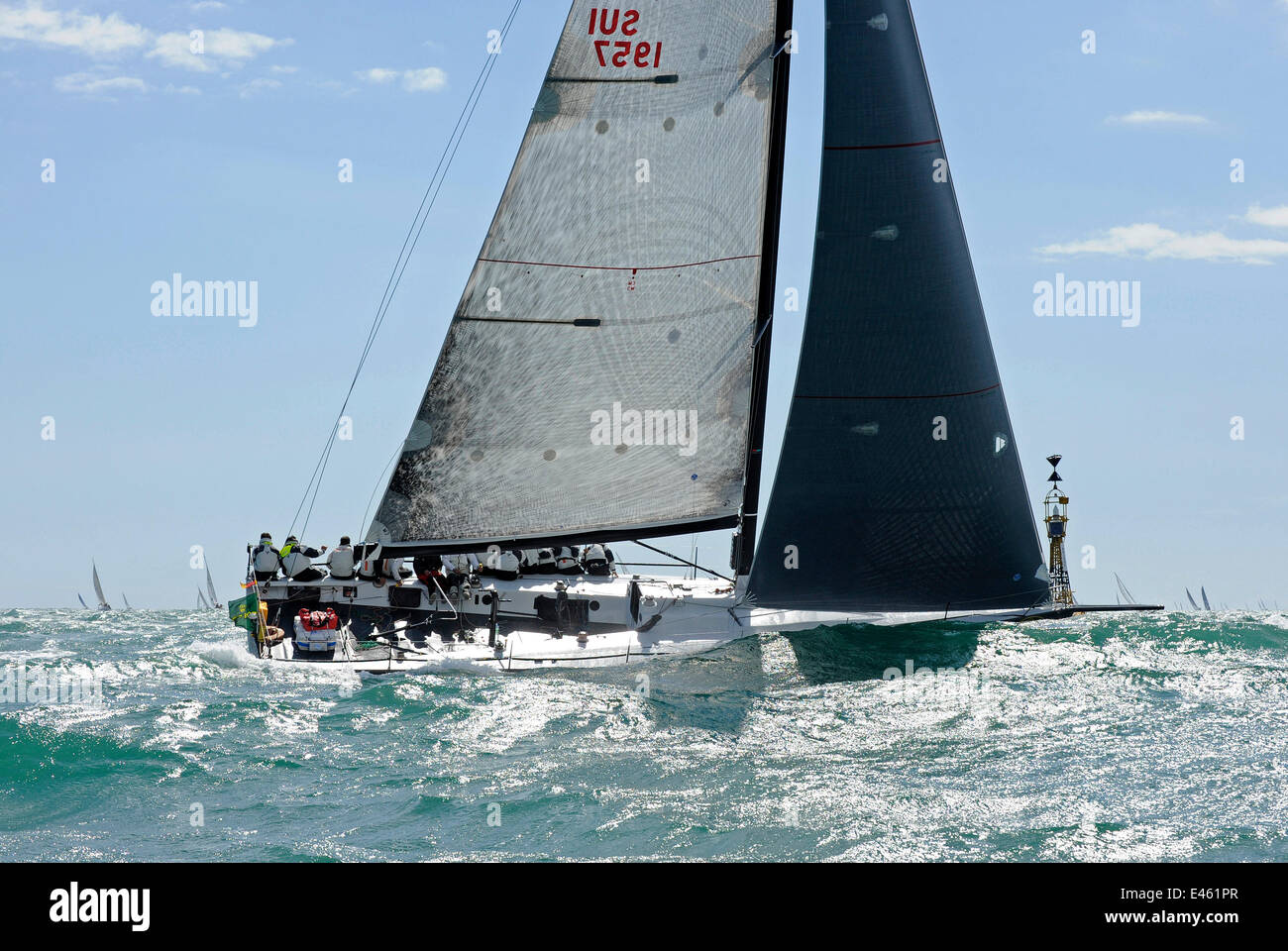 "Near Miss" nel sole spento gli aghi ad ovest dell'Isola di Wight durante RORC Rolex Fastnet Race, Inghilterra, Agosto 2011. Tutti i non-usi editoriali deve essere eliminato singolarmente. Foto Stock