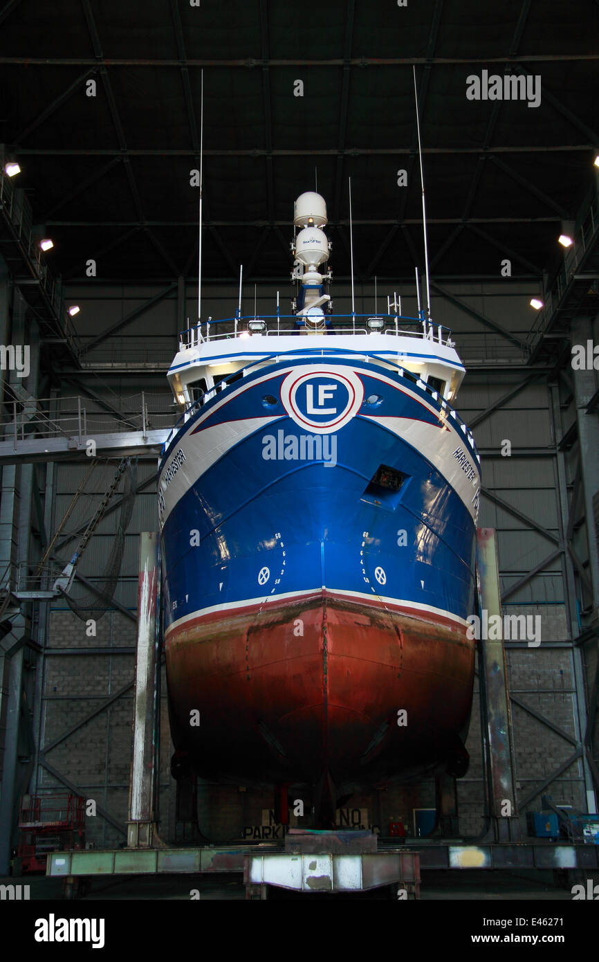 Peschereccio in shiplift facility in attesa di riparazione. Peterhead, Scozia, luglio 2011. Foto Stock