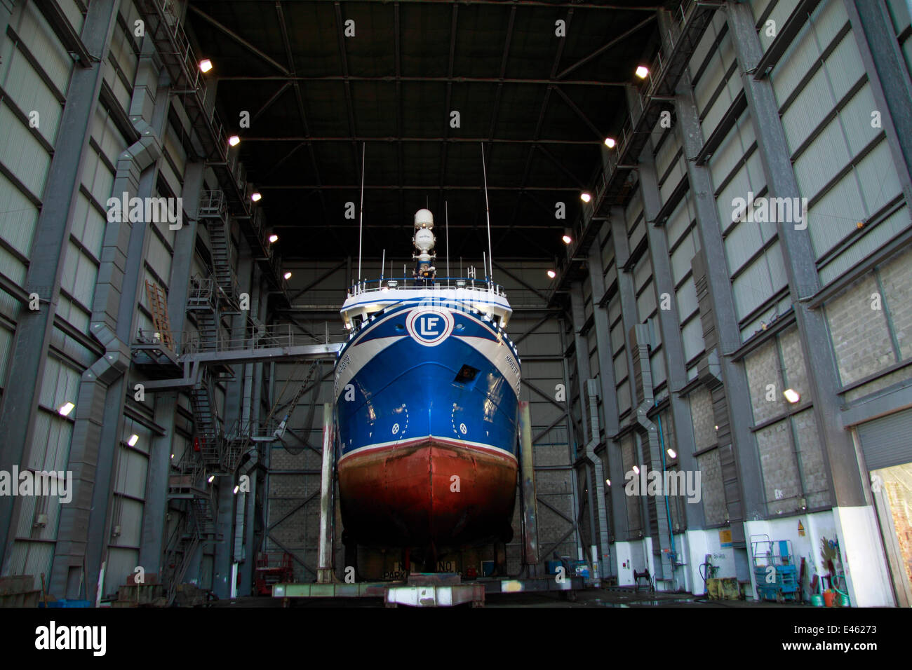 Peschereccio in shiplift facility in attesa di riparazione. Peterhead, Scozia, luglio 2011. Foto Stock