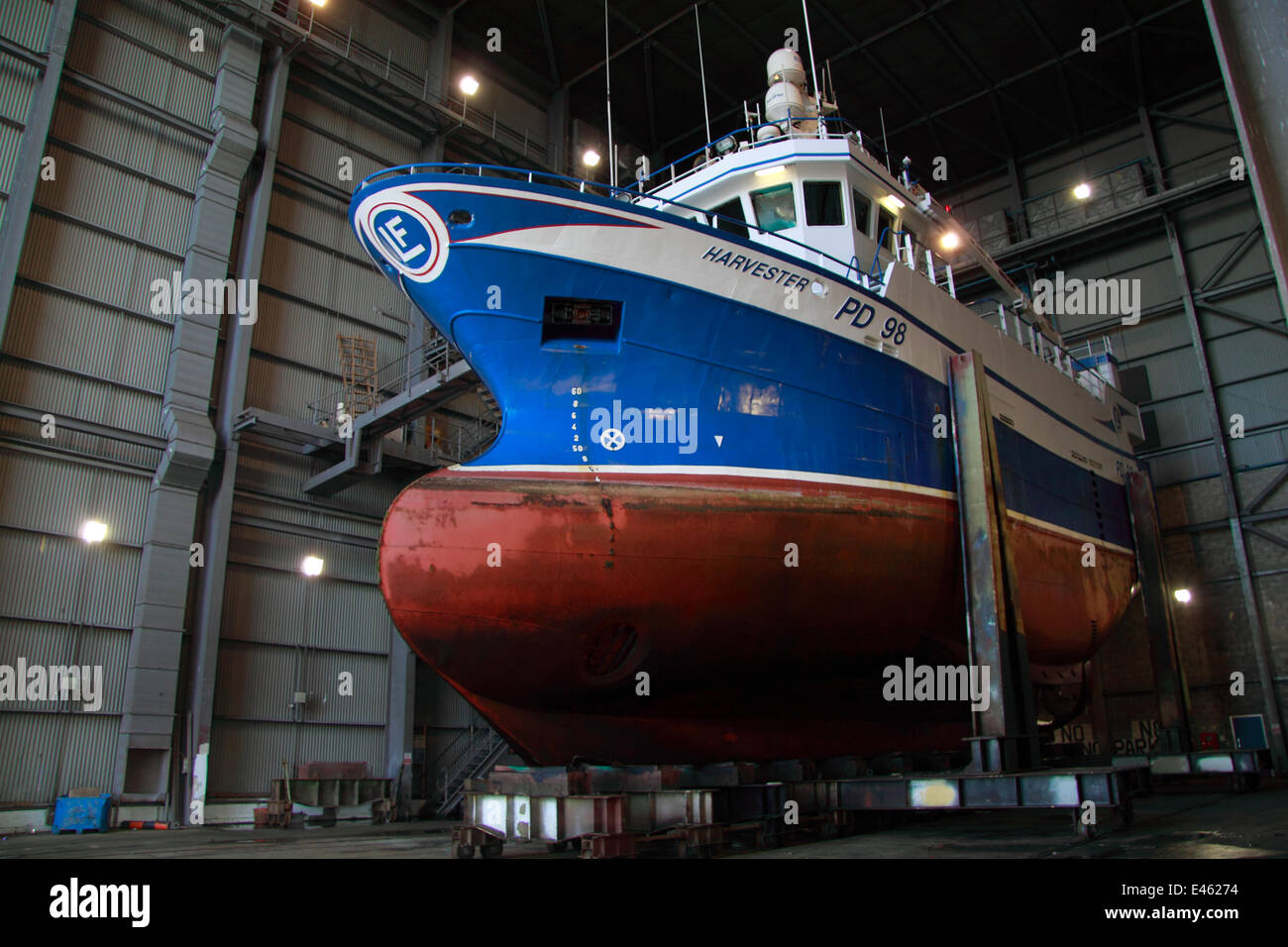 Peschereccio in shiplift facility in attesa di riparazione. Peterhead, Scozia, luglio 2011. Foto Stock