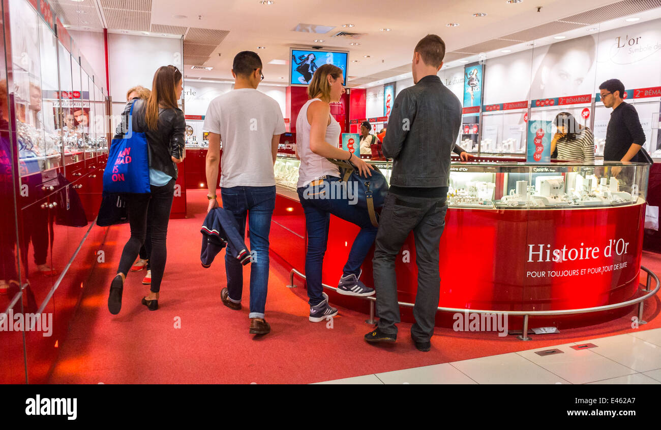 Parigi, Francia, People Shopping di Les Halles, all'interno di 'Le Forum des Halles' Shopping Centre, Francese Gioielleria "Histoire d'O' shopper la scelta di merci Foto Stock