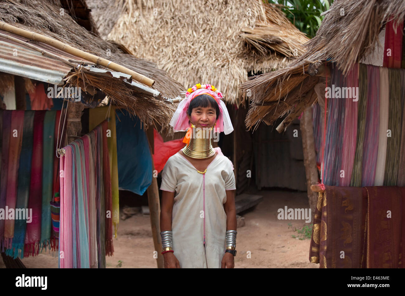 Lunga donna a collo alto con molti degli anelli dei collari, appartenenti a tribù Padaung, Thailandia Foto Stock