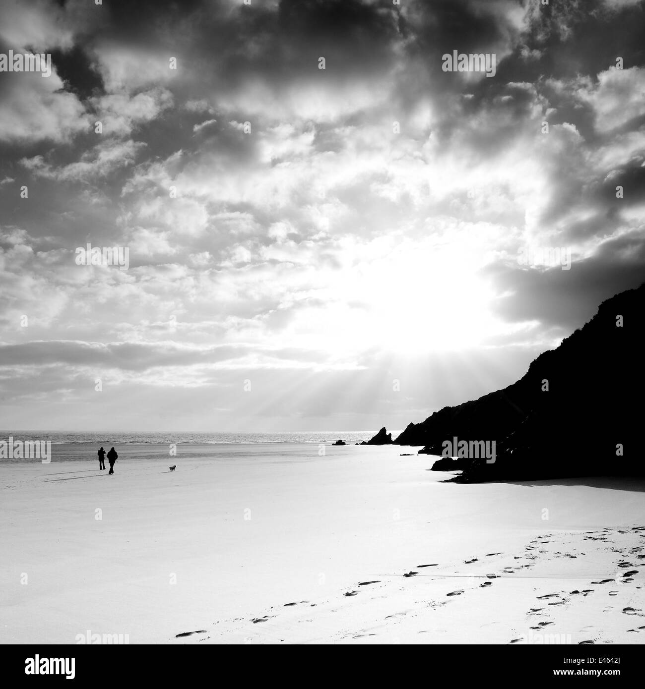 Profilarsi la gente camminare lungo tre Cliffs Bay, Penisola di Gower, South Glamorgan, Galles, Gennaio 2012. Foto Stock
