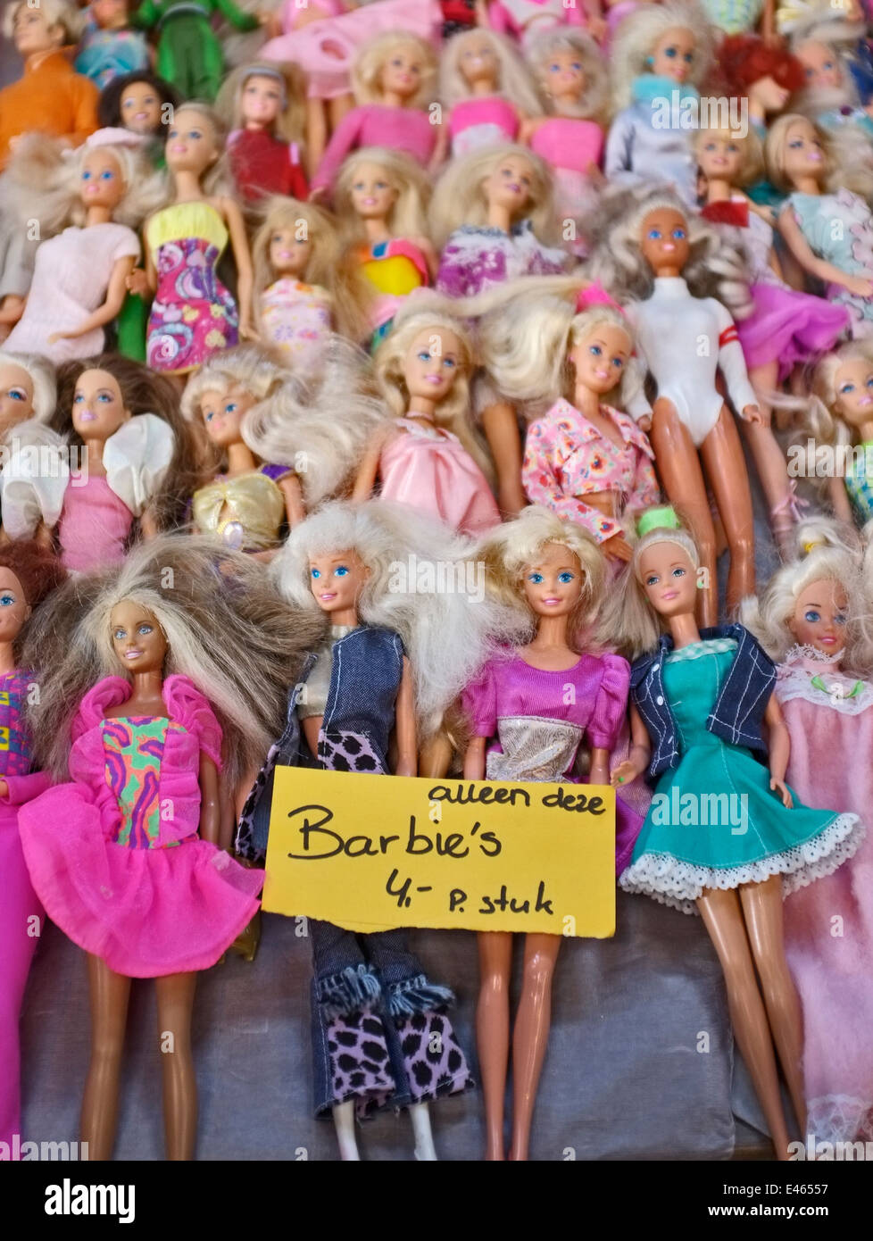 Una fase di stallo nel mercato delle pulci la vendita di bambole Barbie, Amsterdam, Paesi Bassi Foto Stock
