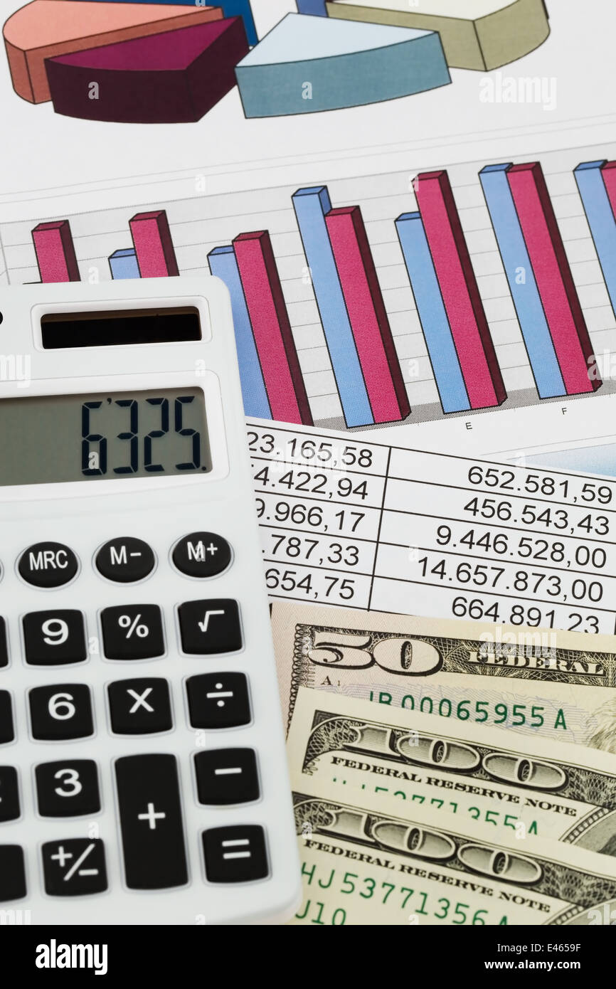 Una calcolatrice e varie statistiche per il calcolo del bilancio, entrate e profitti. Foto Stock