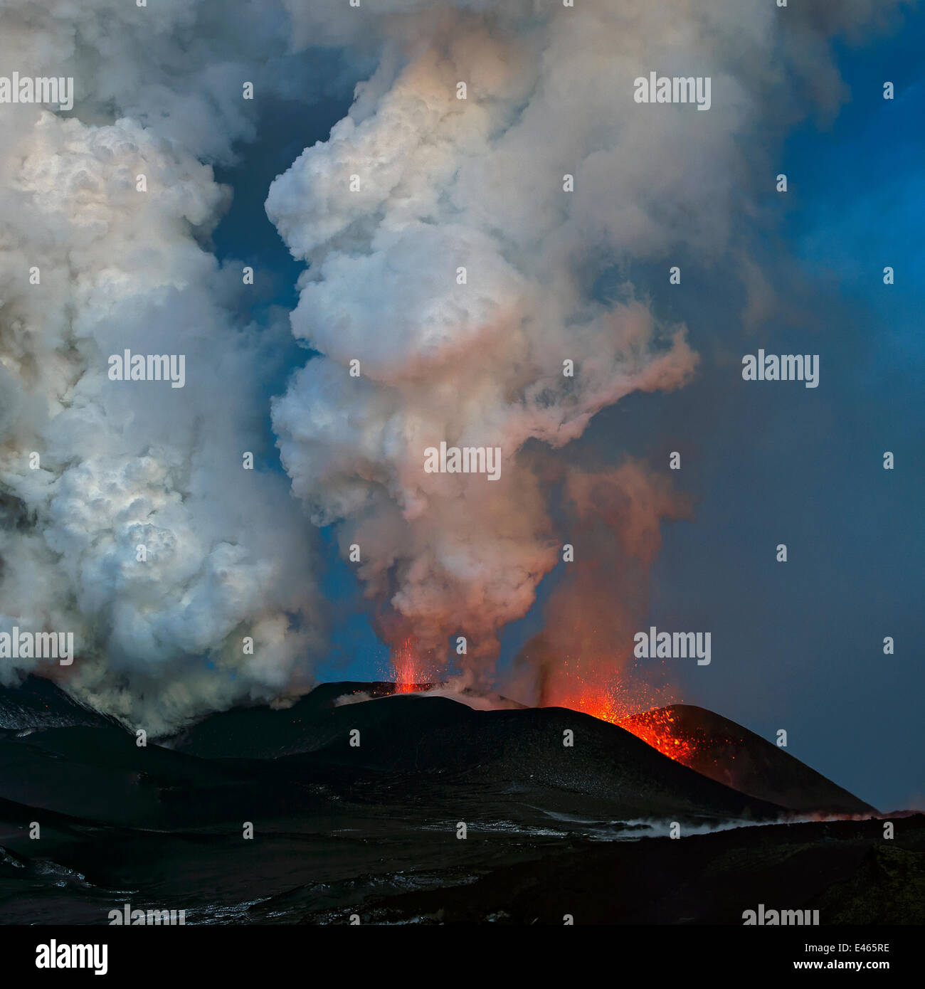 Pennacchio di cenere e lava che erutta da Plosky Tolbachik Vulcano, penisola di Kamchatka, Russia, 5 Dicembre 2012 Foto Stock