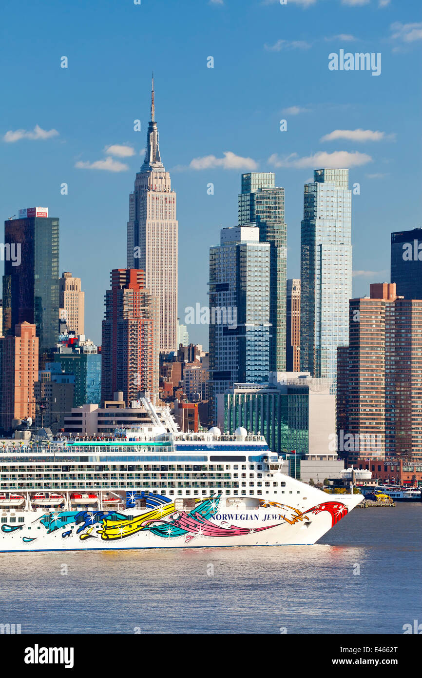 Lussuosa nave da crociera infront di Manhattan attraverso il fiume Hudson, New York, Stati Uniti d'America Ottobre 2011 Foto Stock