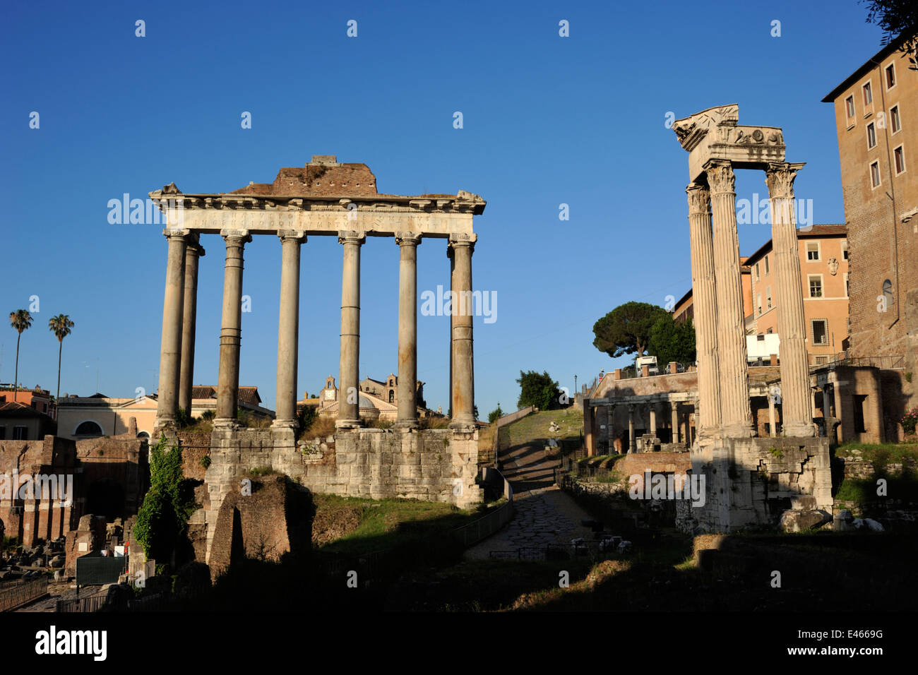 Italia, Roma, Foro Romano, Tempio di Saturno e Tempio di Vespasiano e Tito Foto Stock