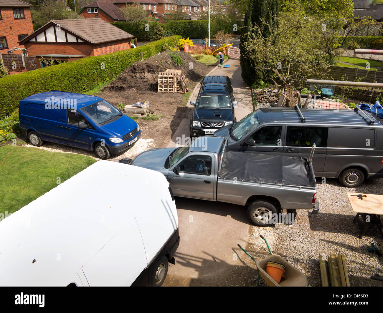 Auto costruzione di casa sulla trama orto, costruttori furgoni parcheggiati sul sito Foto Stock