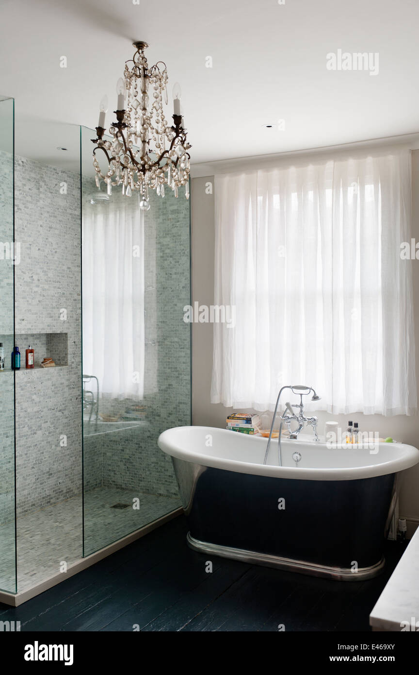 Bagno moderno con lampadario di cristallo e free standing bath Foto Stock