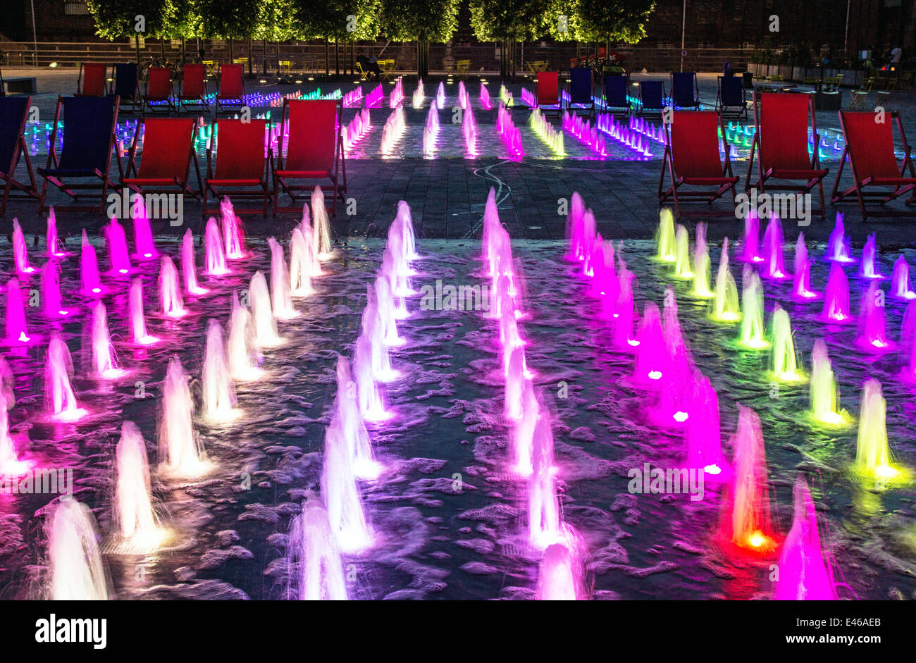 Colorate luci Fontana Granaio Square Kings Cross London REGNO UNITO Foto Stock