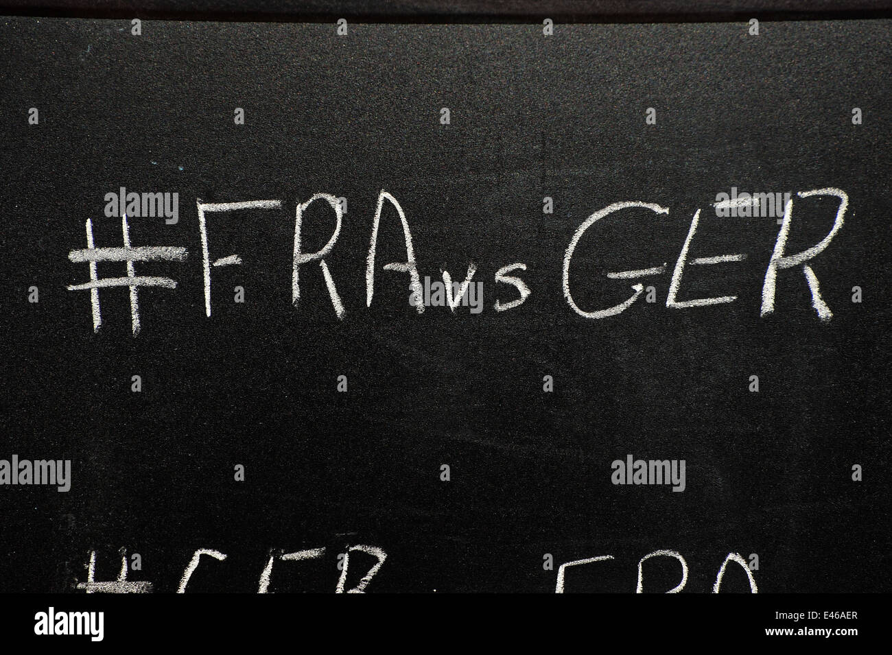 World Cup Quarterfinal Twitter hashtag scritto su una lavagna a fogli mobili in bianco gesso. Foto Stock