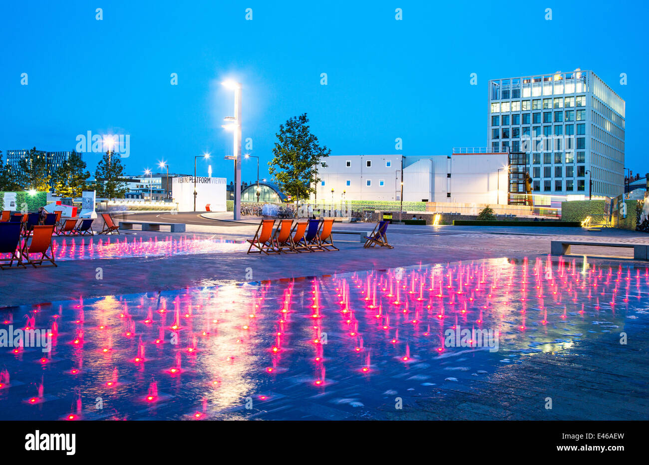 Fontana di colorate luci di notte granaio Square Kings Cross London REGNO UNITO Foto Stock