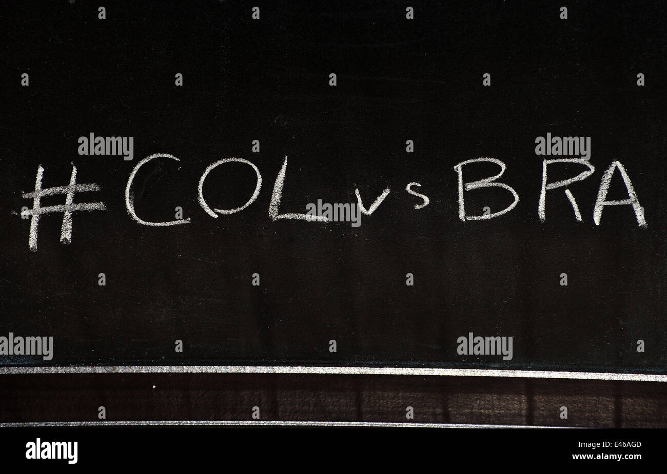 World Cup Quarterfinal Twitter hashtag scritto su una lavagna a fogli mobili in bianco gesso. Foto Stock